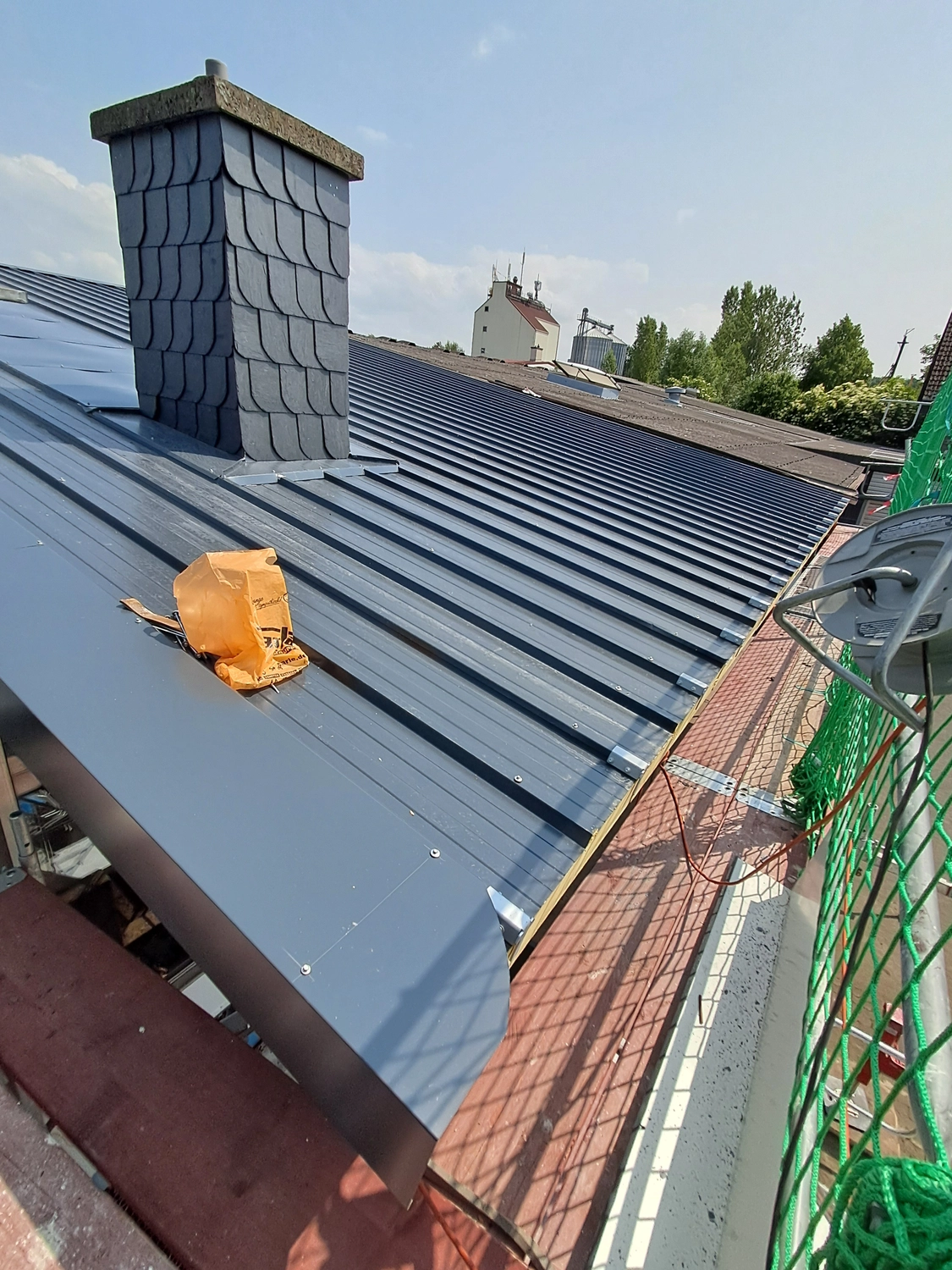 Winkelmann Dachdeckerei - Dachdeckerarbeiten an einem Gebäude